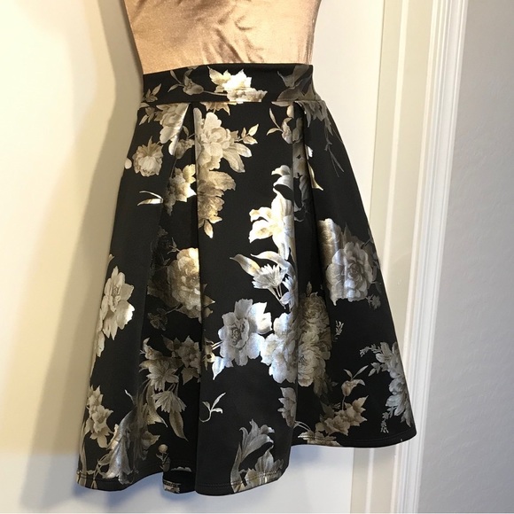 Charlotte Russe Black Gold Floral Pleated Skirt - Picture 5 of 7
